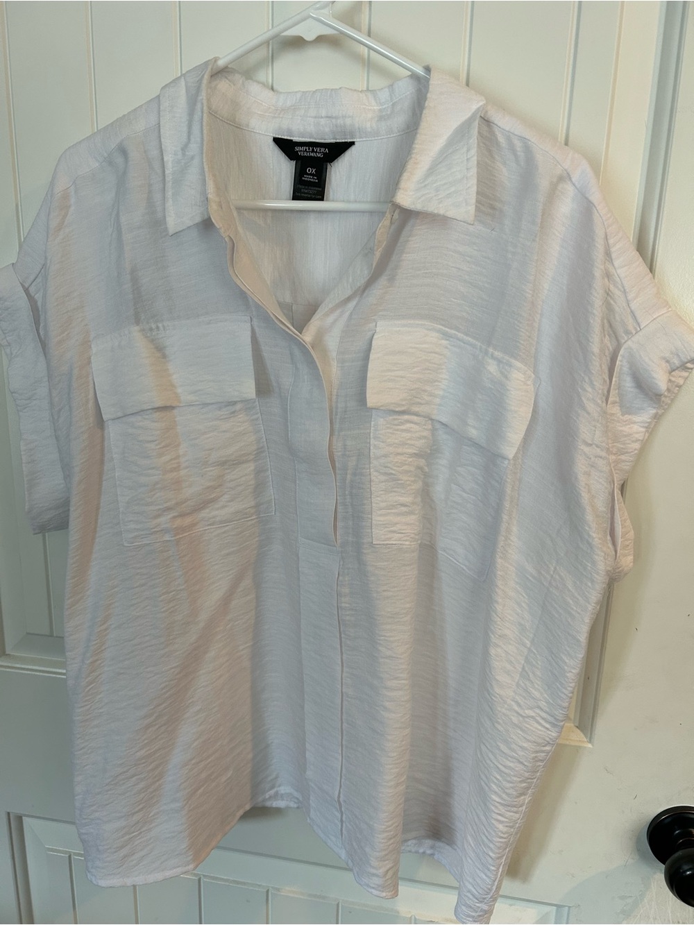 Vera wang plus White Lightweight Buttonless Collared Top